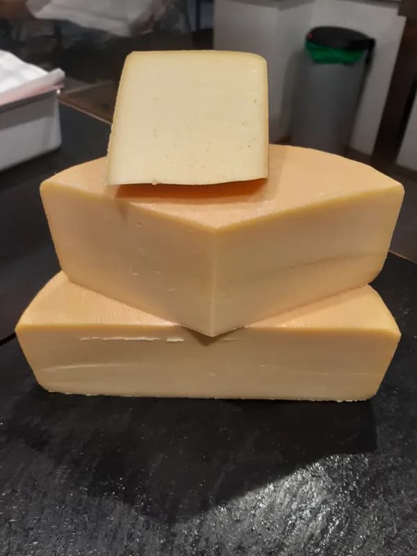 Tomme BIO dorée au lait cru de vache à la coupe